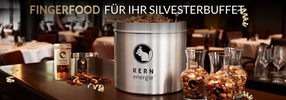 Fingerfood mit hochwertigen Snacks und Premium-Nüssen für ein festliches Silvesterbuffet.