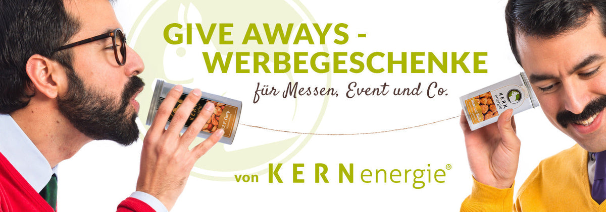 Zwei Personen verwenden Aludosen von KERNenergie als Dosentelefon – kreative Give Aways mit Logo, ideal für Messen, Events und Promotion. Hochwertige Werbegeschenke wie bedruckte Nussdosen sorgen für Aufmerksamkeit, Sympathie und Markenbindung.