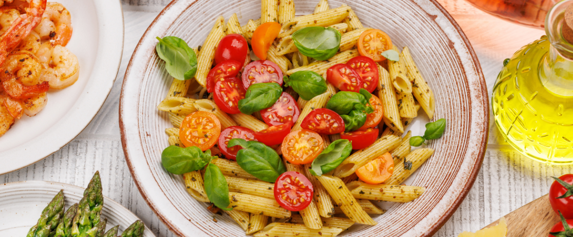 Pasta mit grünem Spargel und Pinienkernen