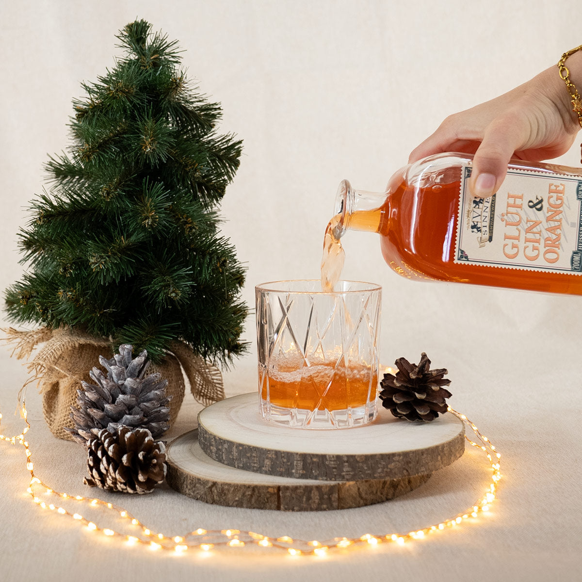 Gin Glas wird mit dem "Glüh Gin & Orange" eingeschenkt