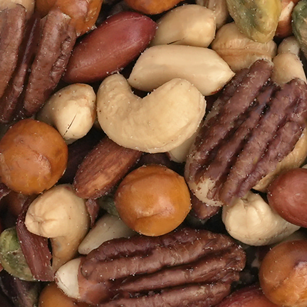 Nahaufnahme Nussmischung "Bavaria Mix" frisch gerösteten Erdnüssen, Cashews, Pistazien, Pekannüssen, Walnüssen, Macadamias, Rauchmandeln, Kürbiskerne und knusprigen Brezelbällchen