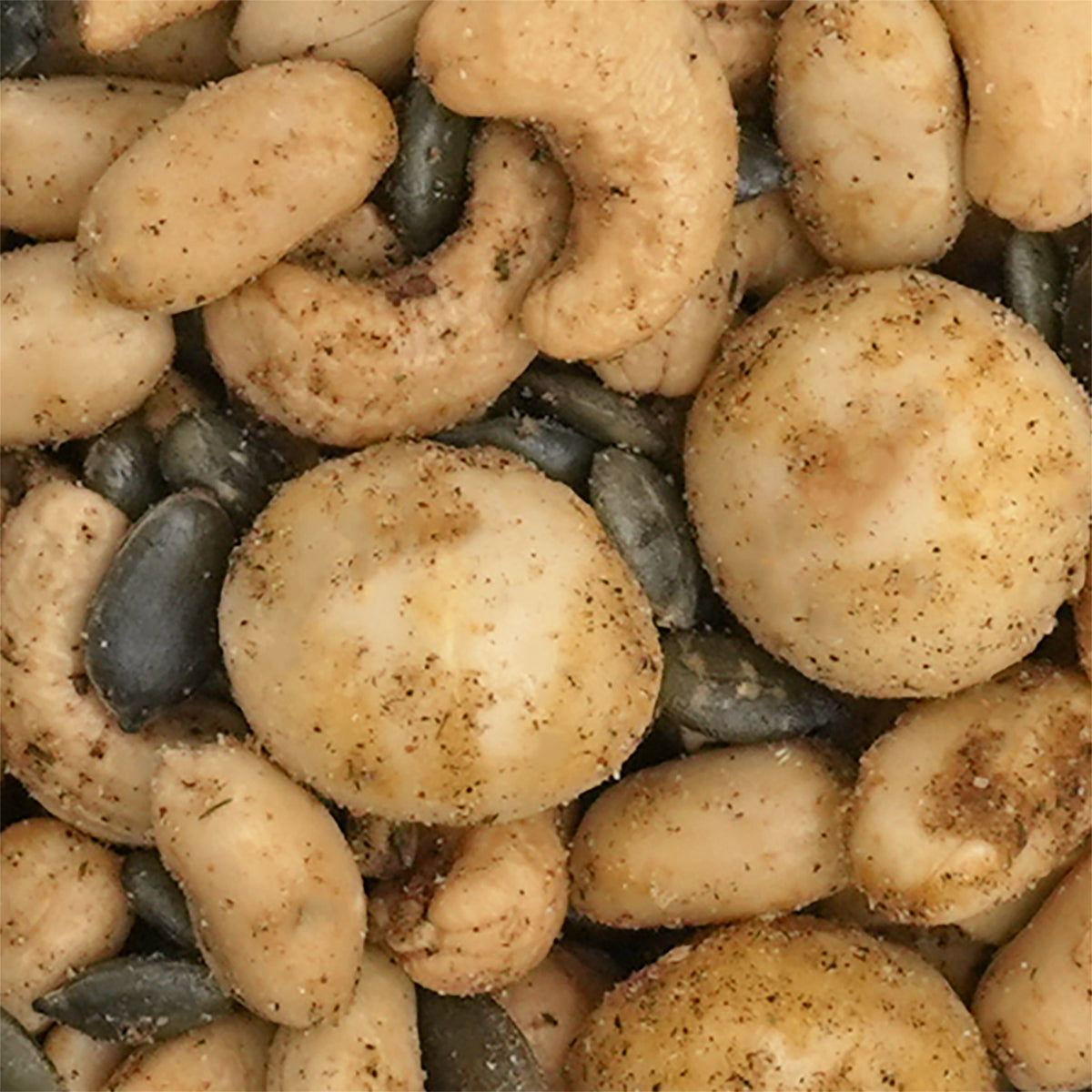 Nahaufnahme Nussmischung "Chilli Lime" Macadamias, Cashews, Erdnüssen ohne Haut und Kürbiskernen verfeinert mit einer Mischung aus feurigem Chili und spritziger Limette