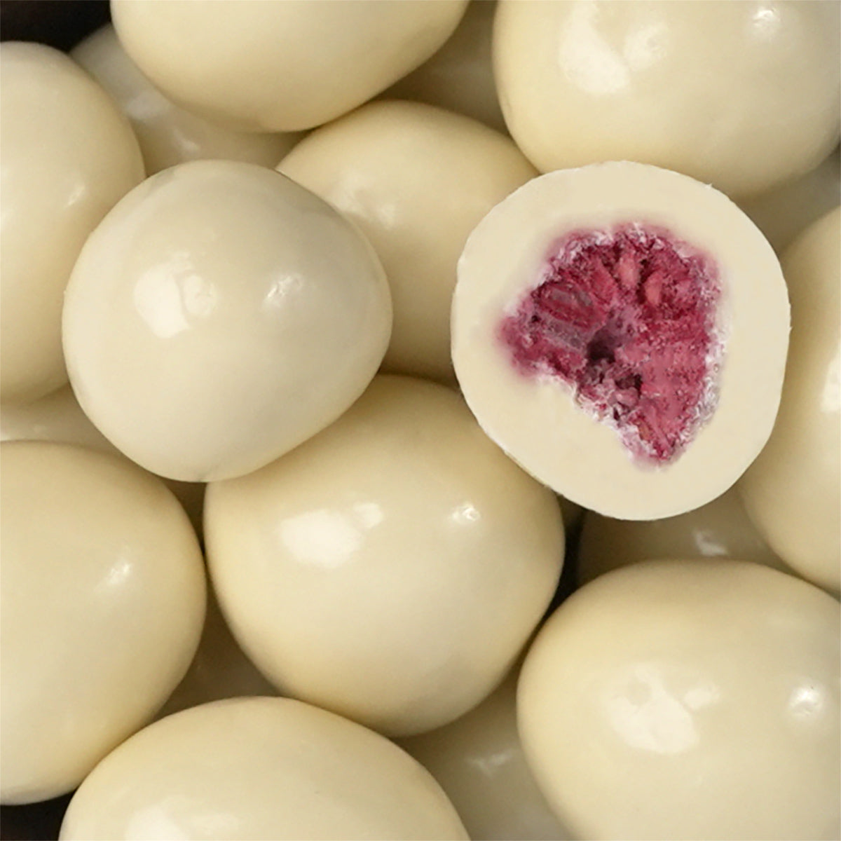 Nahaufnahme "Pink Dream" Himbeeren umhüllt in weißer Schokolade