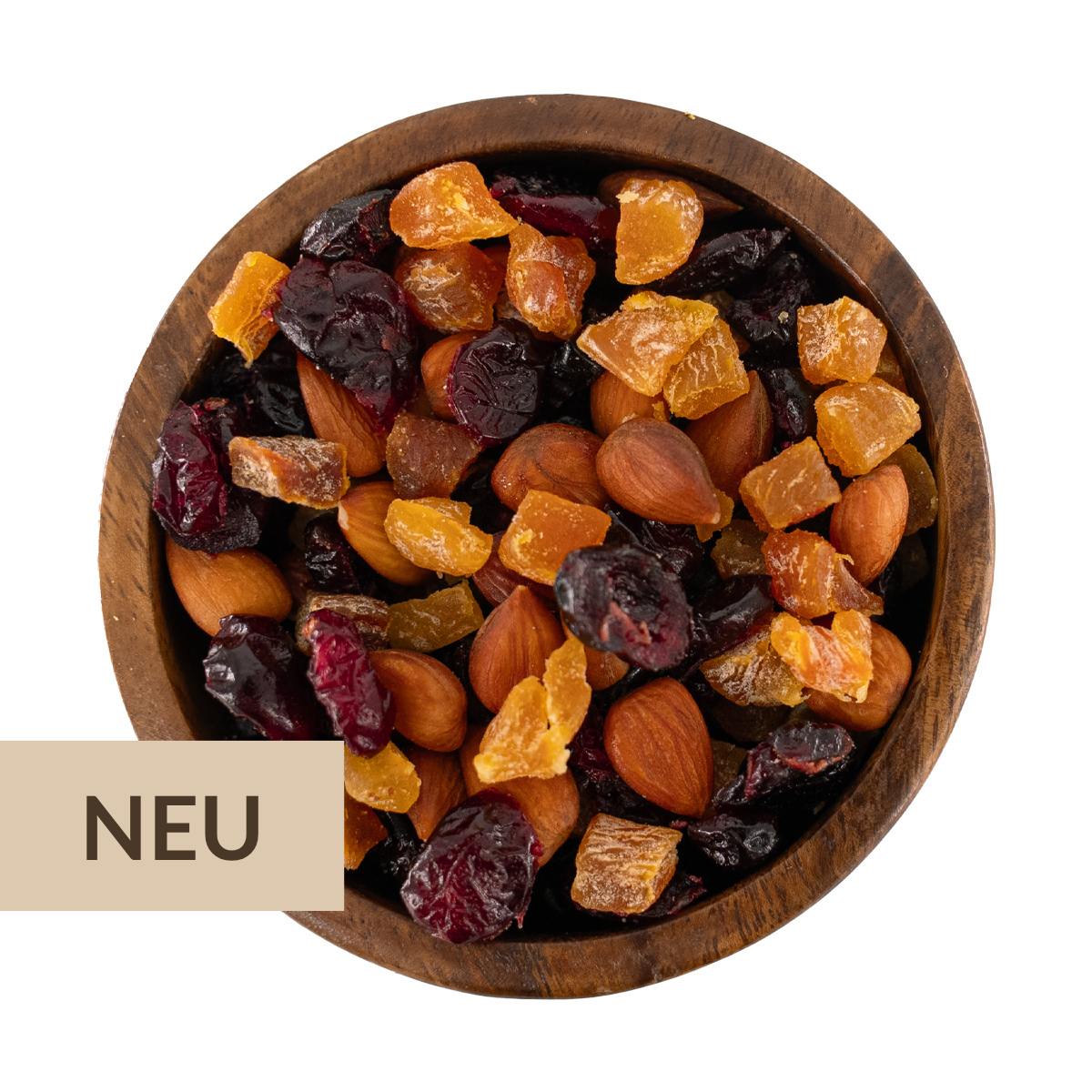 Nussmischung mit Aprikosenkernen, Aprikosenstückchen und Cranberries in Holzschale