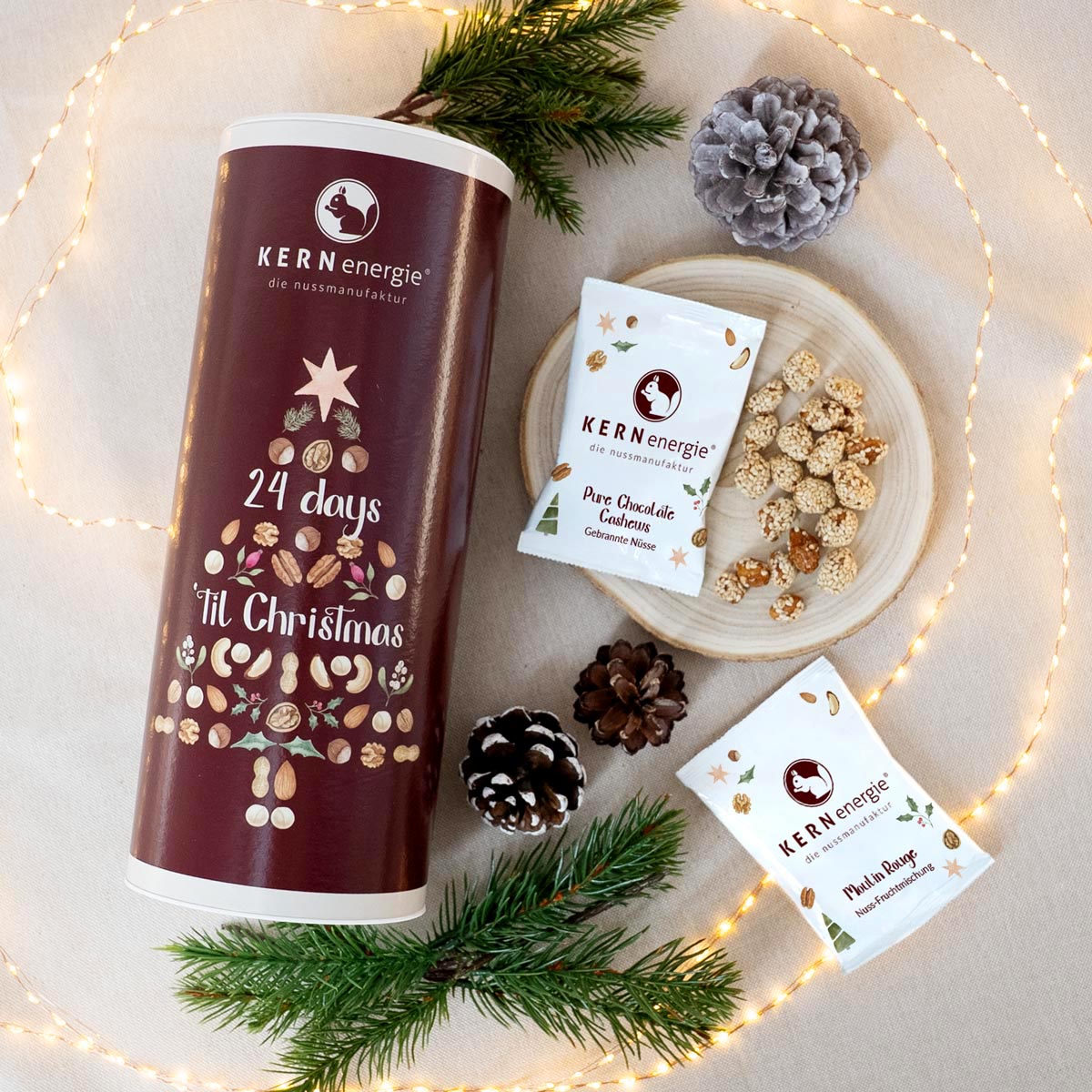 Adventskalender in Dosenform mit zwei Snackbeuteln und Nüssen dekoriert