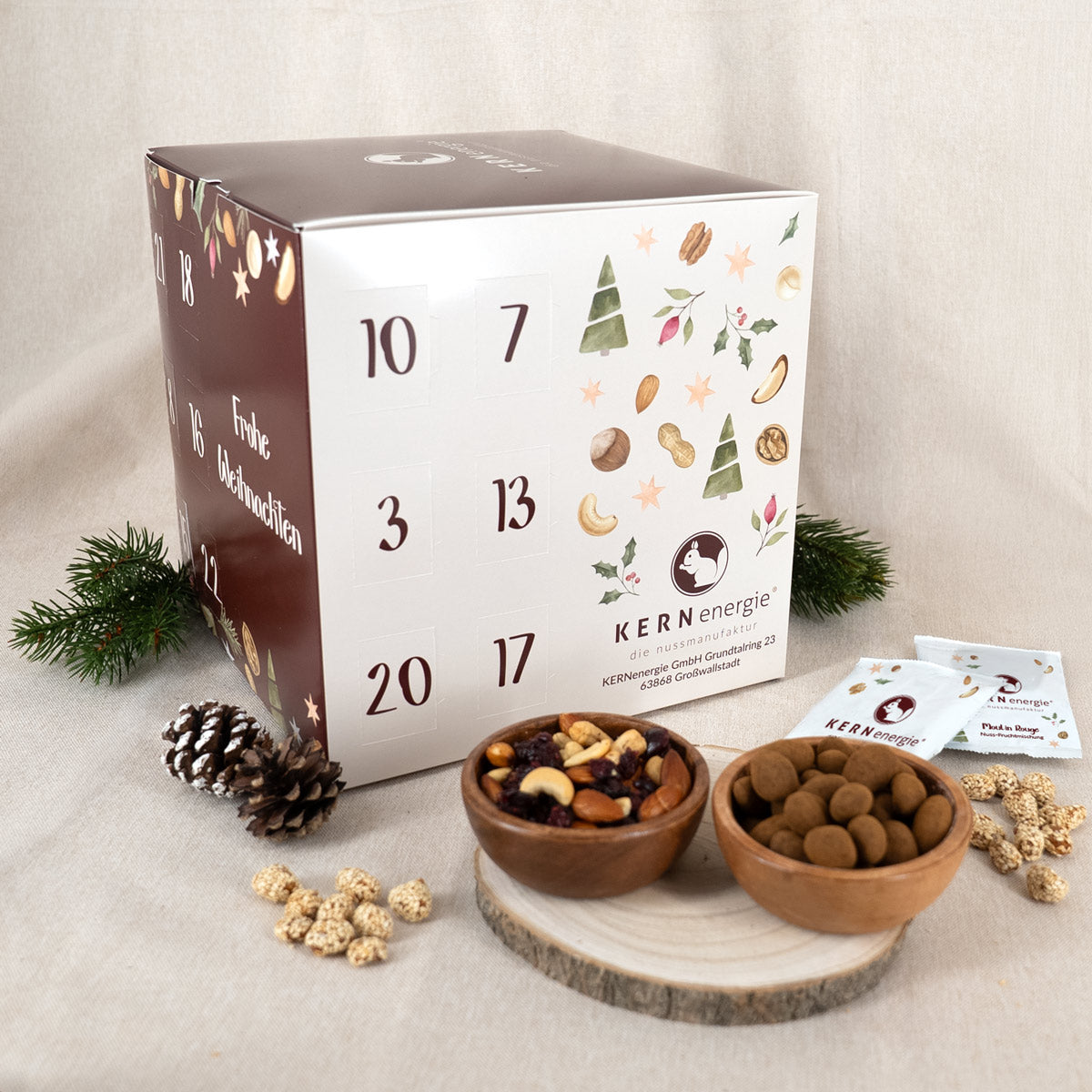 Adventskalender in Würfelform mit Nüssen und weihnachtlicher Deko