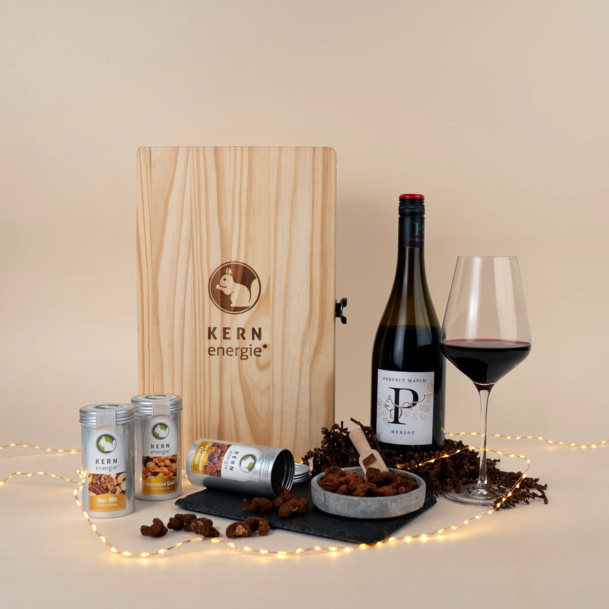 Geschenkset mit Holzbox aus drei Nussmischungen und einem Rotwein