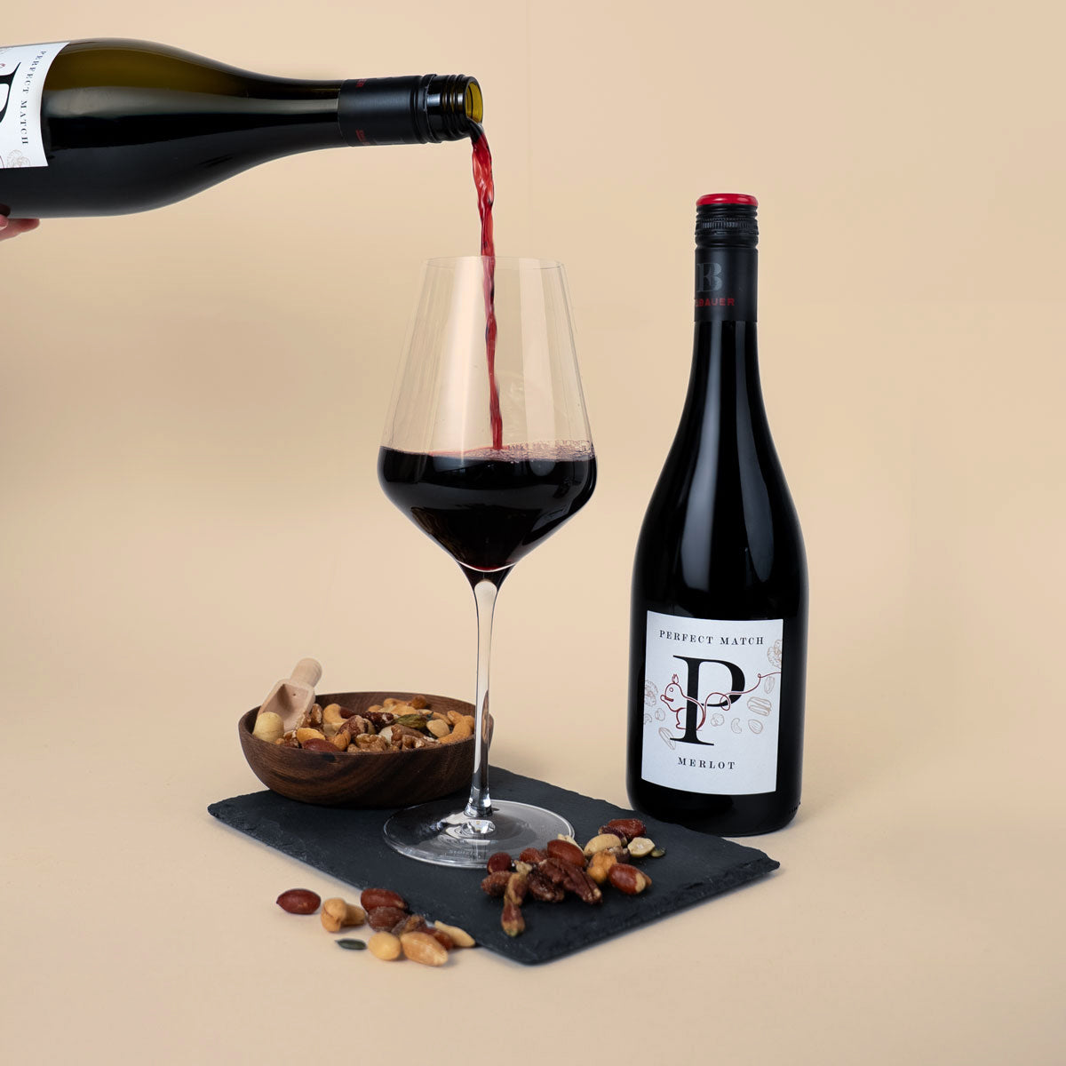 Rotwein mit Nussmischung arrangiert