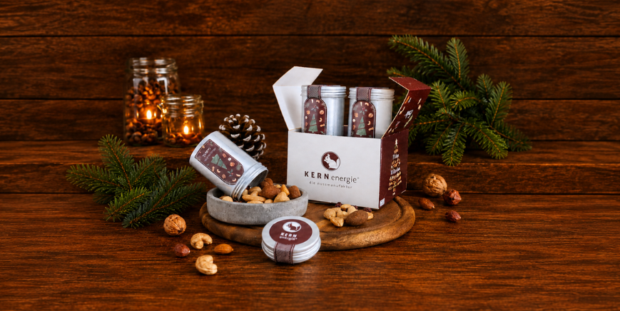 Weihnachtsgeschenkset mit Nüssen auf einem Holztablett