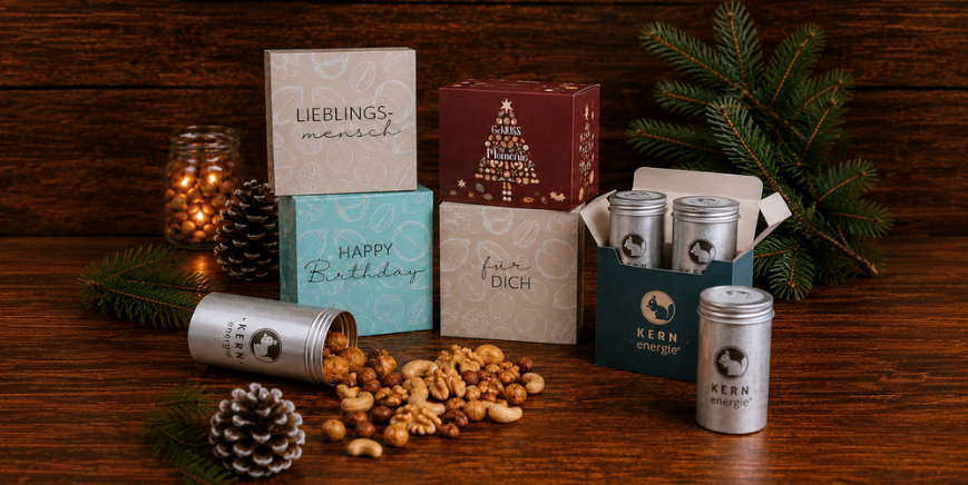 Geschenkkartons mit Mottos wie "Happy Birthday", "Lieblingsmensch", "Für Dich" und im Weihnachtsdesign mit Nüssen