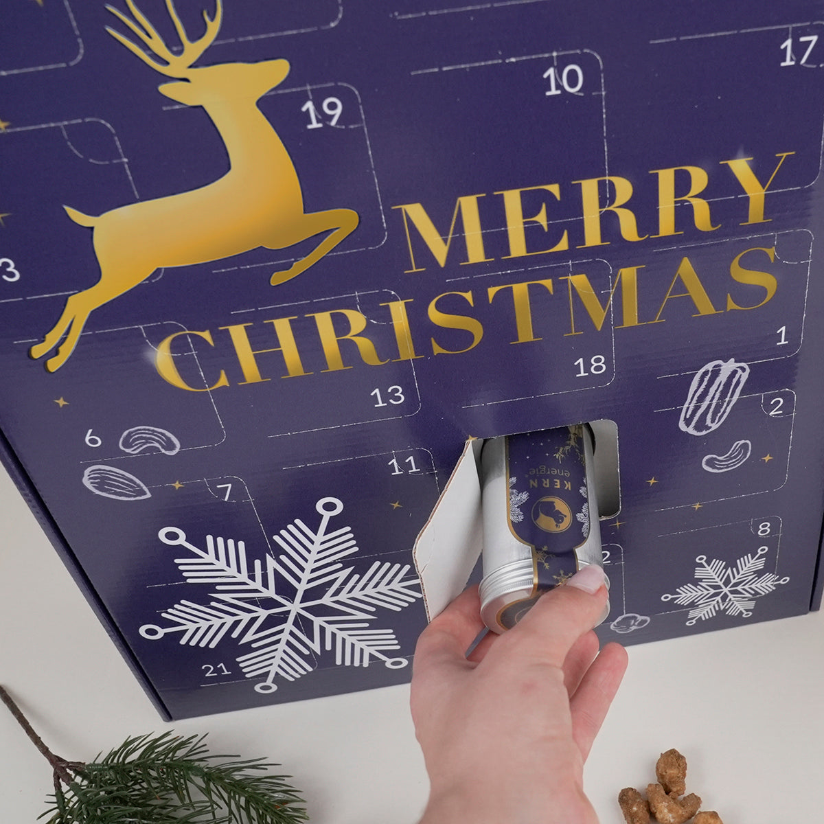 Premium Adventskalender aus dem eine Aludose aus einem Türchen genommen wird