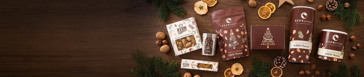 Weihnachtliches Banner mit Schokolade, Weihnachtsgeschenken und Nüssen im weihnachtlichen Design.