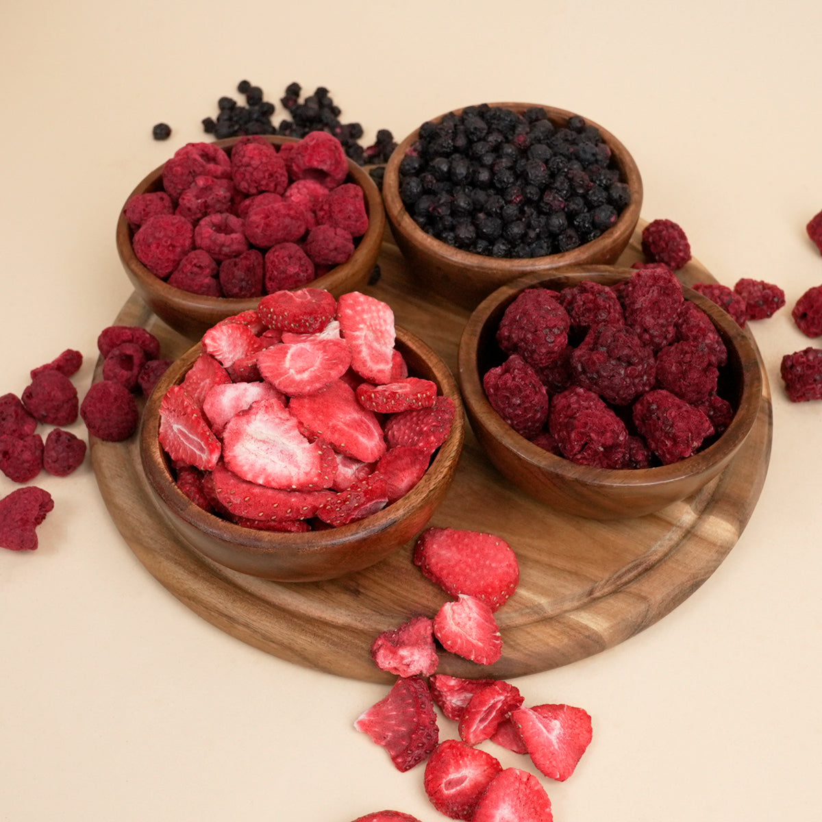Gefriergetrocknete Erdbeeren, Himbeeren, Brombeeren und Heidelbeeren