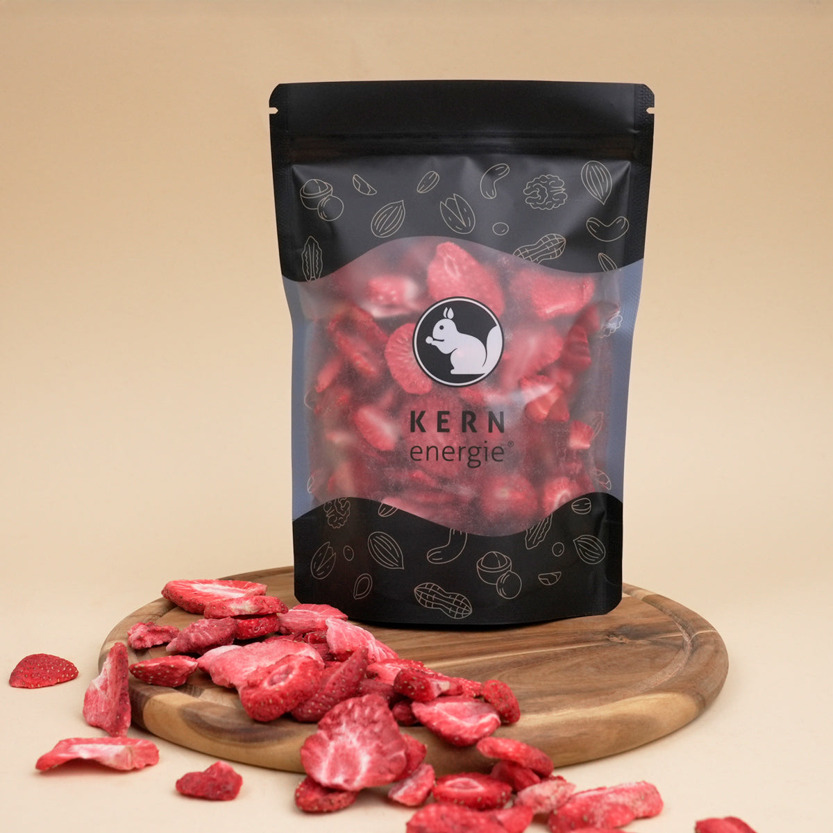 gefriergetrocknete Erdbeeren in schwarzem KERNenergie Snack Beutel