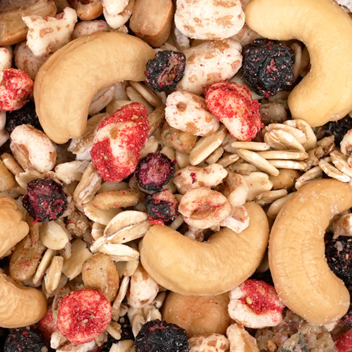 Nahaufnahme Beeriges Müsli mit Nüssen, Granola und Trockenfrüchten