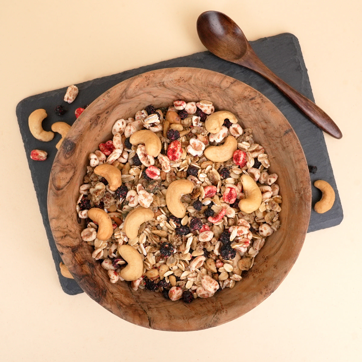Beeriges Müsli mit Nüssen, Granola und Trockenfrüchten in einer Müslischale