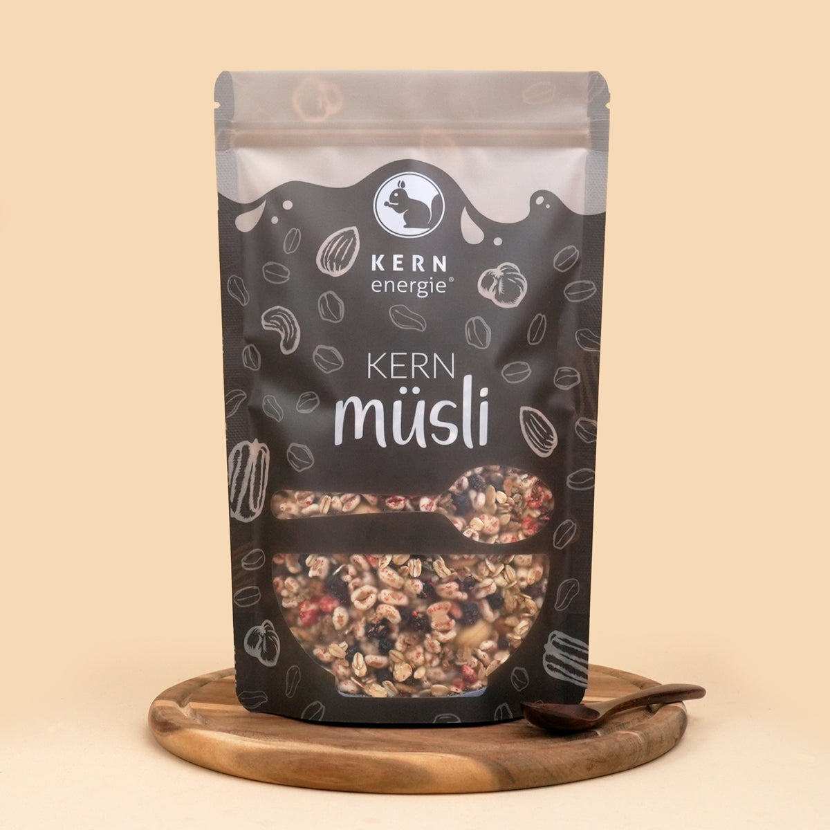 Beeriges Müsli in einem braunen Flowpack mit Sichtfenster