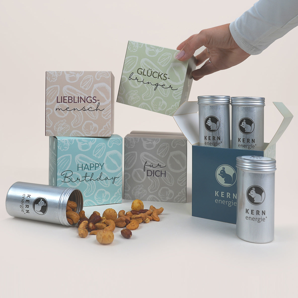 Vier verschiedene Geschenkboxen mit den folgenden Aufschriften "Glücksbringer", "Lieblingsmensch", "Für Dich", "Happy Birthday"
