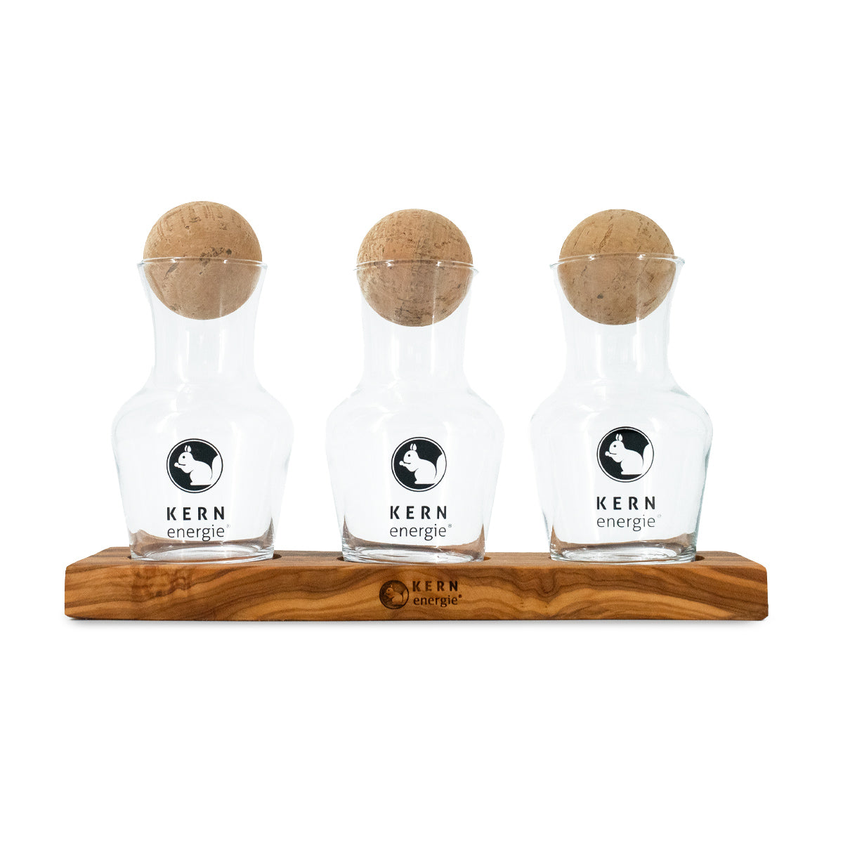 3er Set Glas-Dekanter auf einem edlen Holzaufsteller für Nüsse von KERNenergie.
