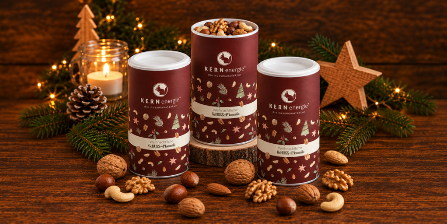 Weihnachtliche Pappdosen mit Nüssen gefüllt auf einem Holztablett