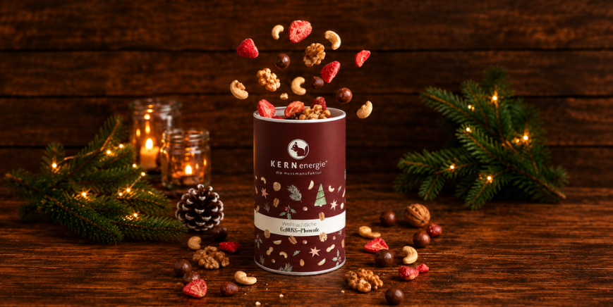  Pappdose im weihnachtlichen Design mit Nüssen, Früchten und Schoko gefüllt