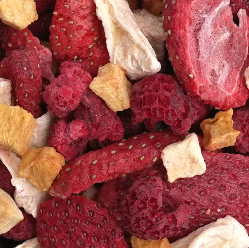 Nahaufnahme Sommer Mix aus gefriergetrockneten Früchten: Ananas, Himbeeren, Erdbeeren, Mango