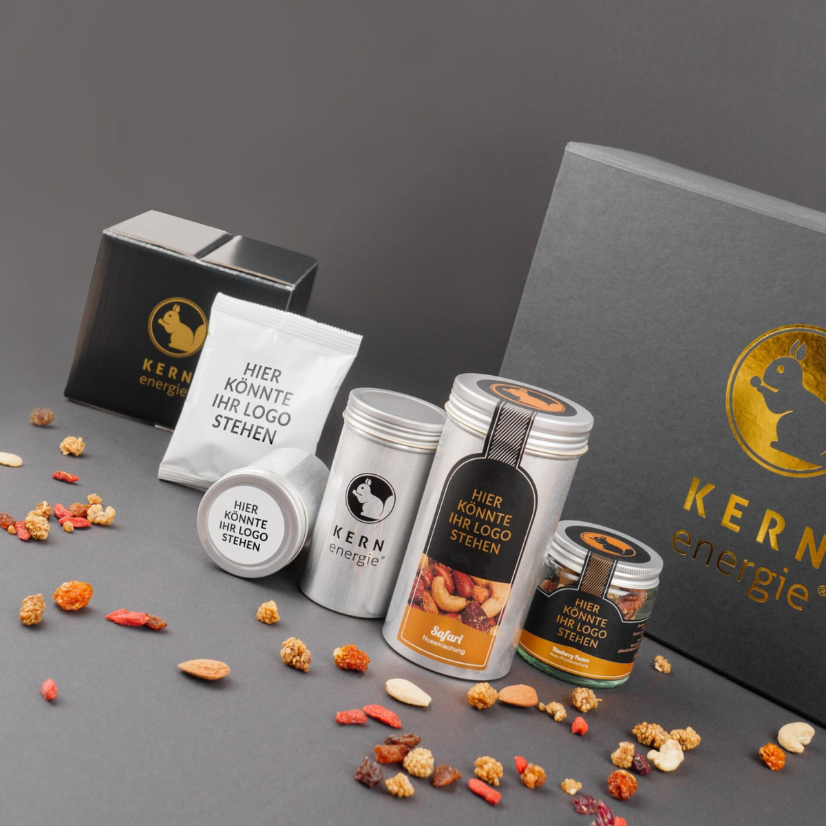 Nüsse als Werbegeschenk mit Logo bedrucken - Geschenkkarton, Flowpack (Nüsse im Tütchen), Aludose mit Deckelsticker, Aludose mit personalisiertem Etikett, Nuss-Frucht-Mischung in der Glasdose mit individuellem Etikett