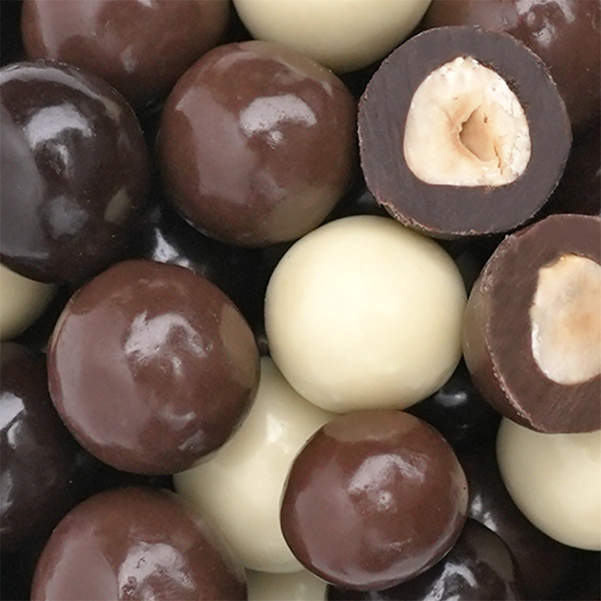 Nahaufnahme "Hazel Chocolate Fusion" Premium Haselnüsse umhüllt mit drei verschiedenen Schokoladensorten