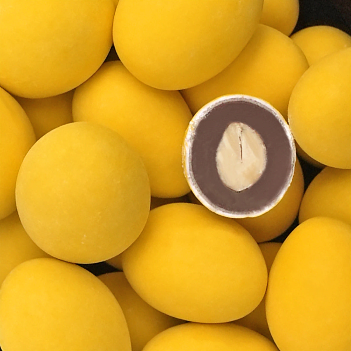 Schokolierte Limoncello-Mandeln als Nahaufnahme