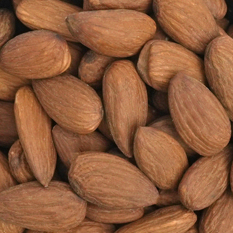 Nahaufnahme hochwertige naturbelassene Mandeln mit Haut