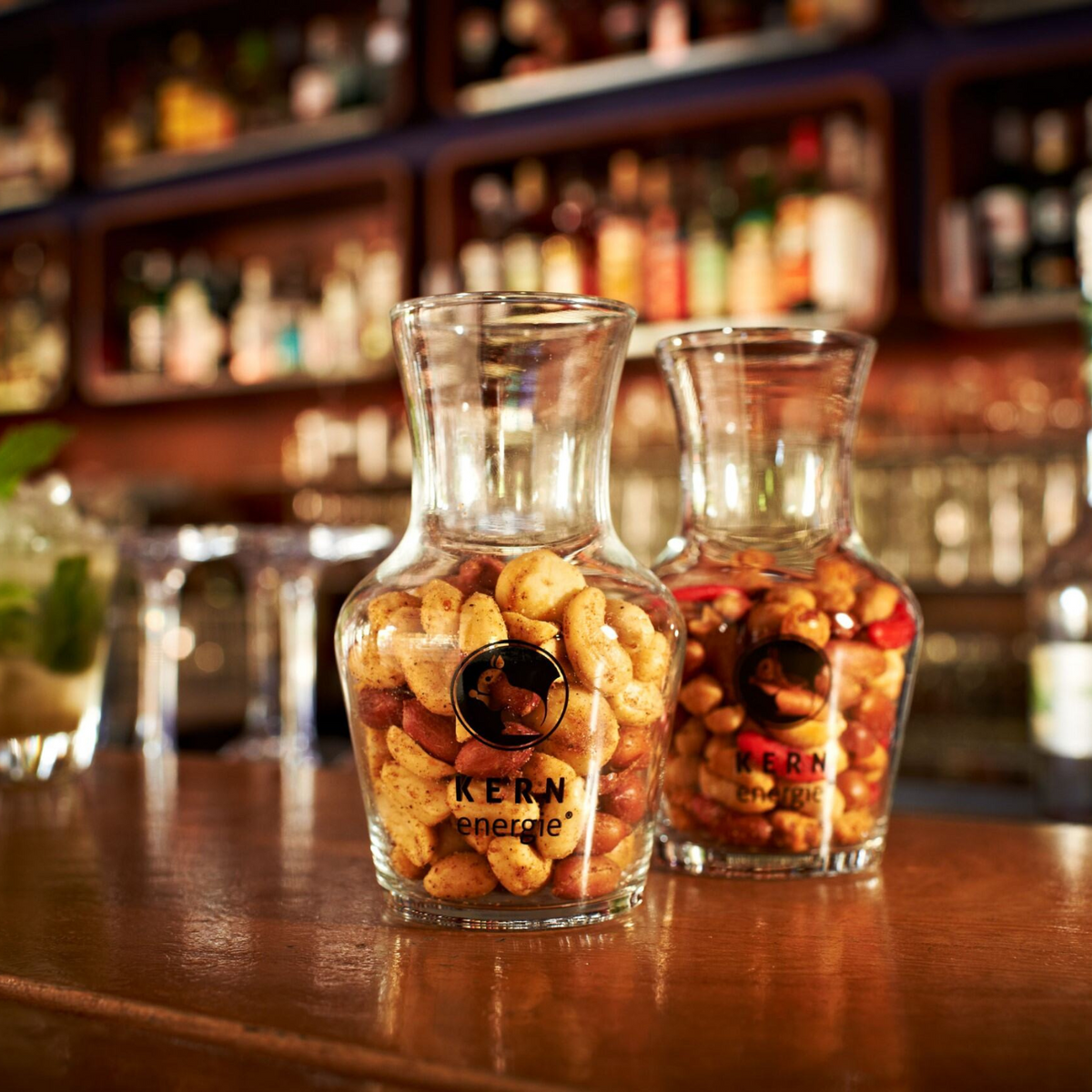 Premiumnüsse für Hotellerie und Gastronomie - Nussmischungen kiloweise in Großgebinde kaufen, edel im Glasdekanter an der Hotelbar präsentieren.