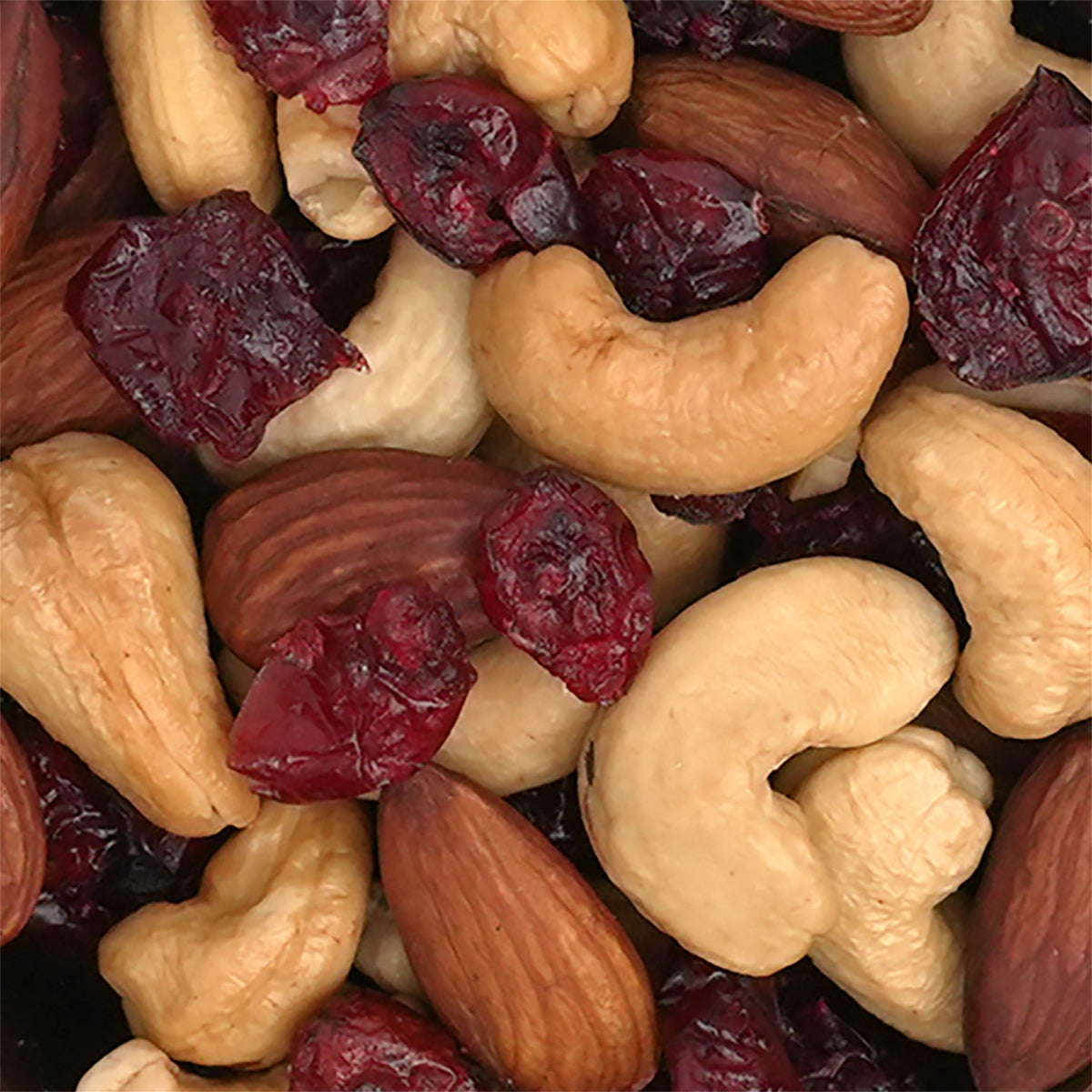 Nahaufnahme Nuss-Fruchtmischung "Moulin Rouge" aus geröstete Mandeln, Cashewkerne und fruchtigen Cranberries
