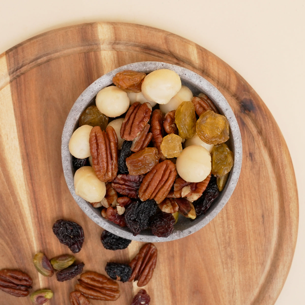 Sportfutter Deluxe-naturbelassene Nuss-Frucht-Mischung mit Pekannüssen, Macadamia, Pistazien, gelben und blauen Rosinen