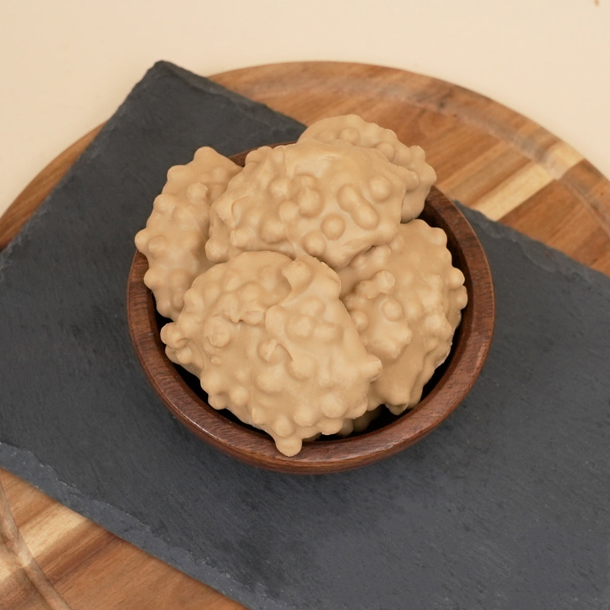 Nussberge Salted Crisp-kleine gesalzene Krokantkugeln, von Karamellschokolade umhüllt