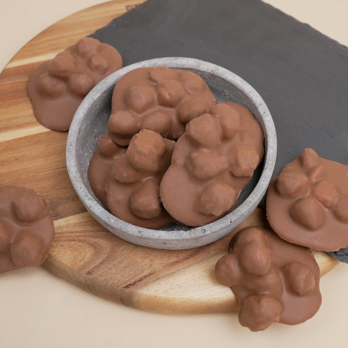 Nussberge Hazelnut Balls–gebrannte Haselnüsse in belgischer Vollmilchschokolade,mit Haselnusssplittern ummantelt