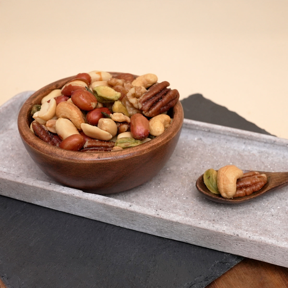 Bar-Mix–ges. Mischung u.a. aus gerösteten Erdnüssen, Cashews, Pistazien, Pekannüssen, Walnüssen, Macadamia, Rauchmandeln