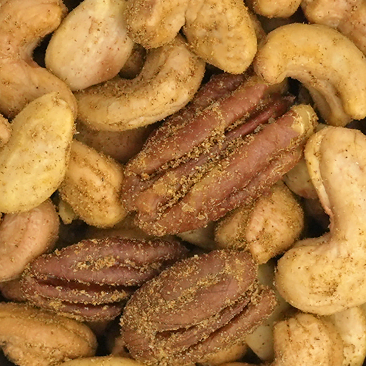Nahaufnahme Nussmischung "Marrakesch-Mix" aus Cashews, Pekannüsse, blanchierte Mandeln mit marokkanischer Würze verfeinert