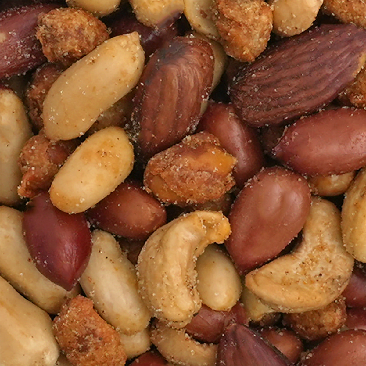 Nahaufnahme Nussmischung "Safari" aus Erdnüssen mit und ohne Haut, Cashews, Mandeln und Katjang Pedis - Erdnüssen in einem knackigen Backmantel aus Chili und Paprika.