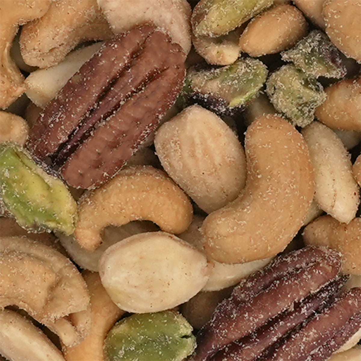 Nahaufnahme Nussmischung "Trüffelglück" Cashewkerne, knackige Pistazien, blanchierten Mandeln und Pekannüssen bestäubt mit feinen Trüffelgewürz