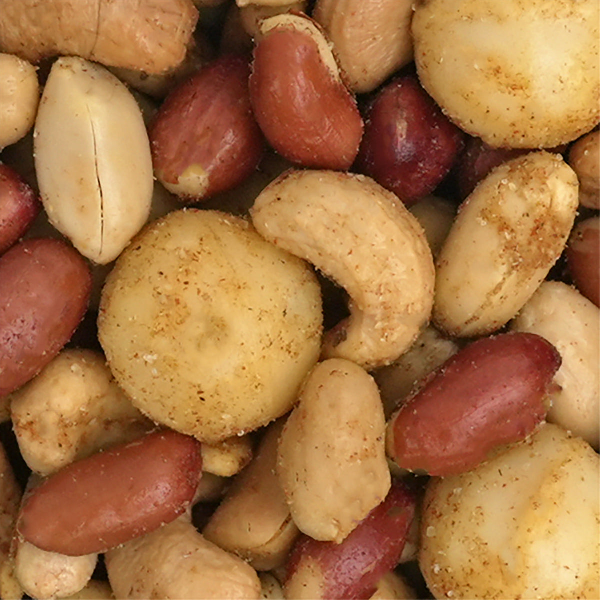 Nahaufnahme Nussmischung V.I.P. Curry aus Cashews, blanchierten Erdnüssen, Erdnüssen mit Haut sowie Macadamias und Curry-Würzmischung