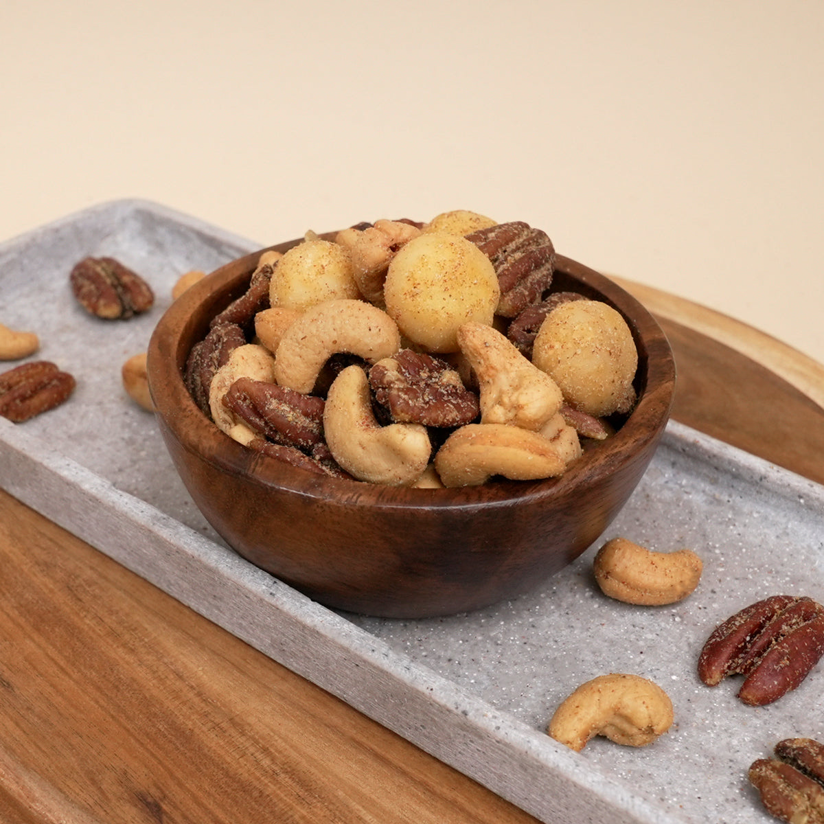 Mischung aus Cashews, Pekannüsse und Macadamia, umhüllt von unserer speziellen Curry-Würzmischung