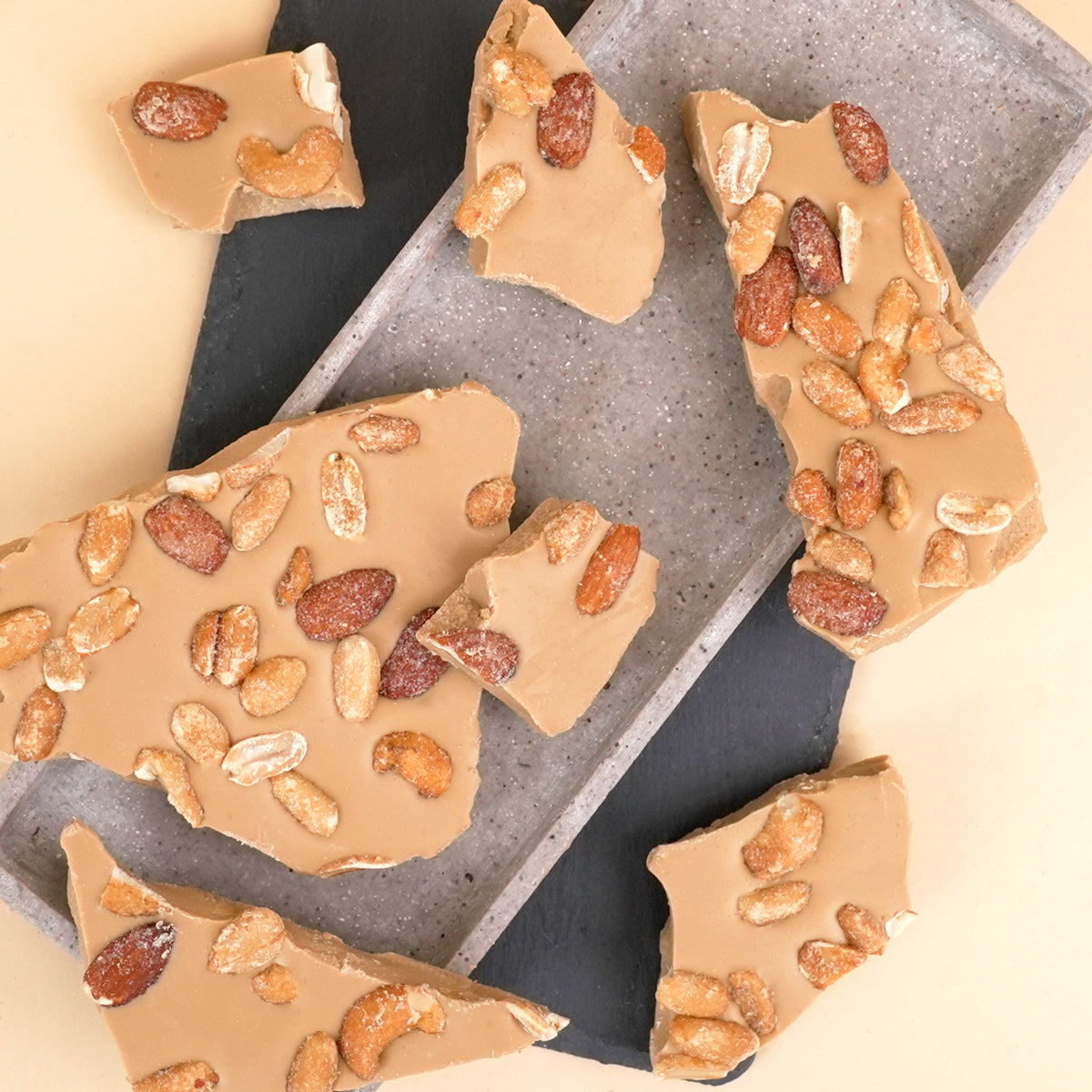 Bruchschokolade–Karamellschokolade mit Sweet & Salty Nussmischung, mit echtem Karamell und ohne Palmöl