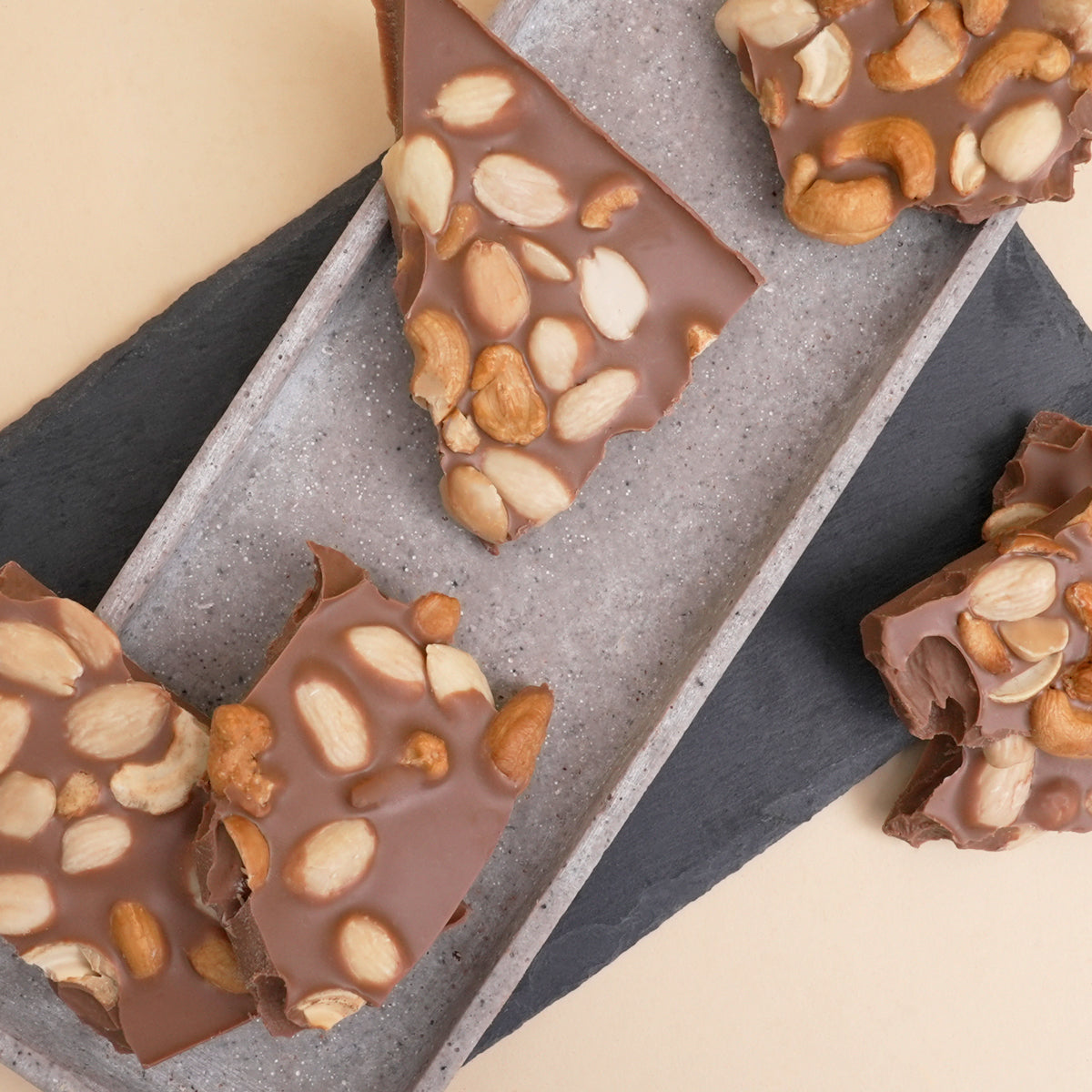 Bruchschokolade – Vollmilchschokolade mit Cashews & Mandeln, von Hand gefertigt, ohne Palmöl