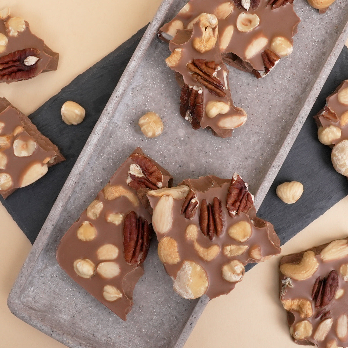 Bruchschokolade–Schweizer Schokolade mit Australian Gold, u.a. mit gerösteten Macadamia, Cashews, Mandeln, ohne Palmöl