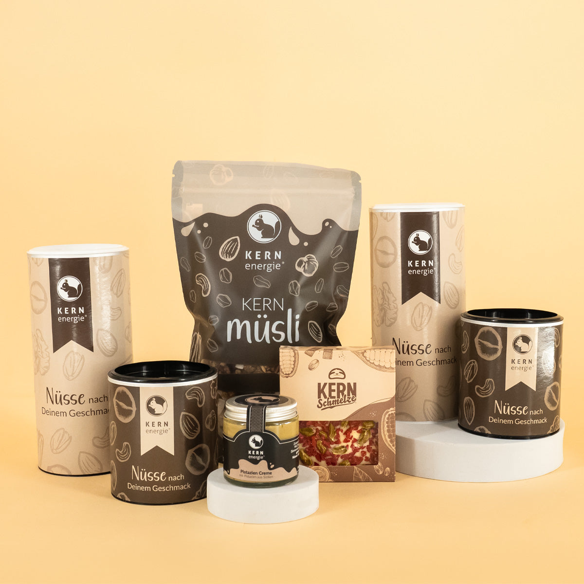 Nusscreme, Schokolade, Müsli und Pappdosen