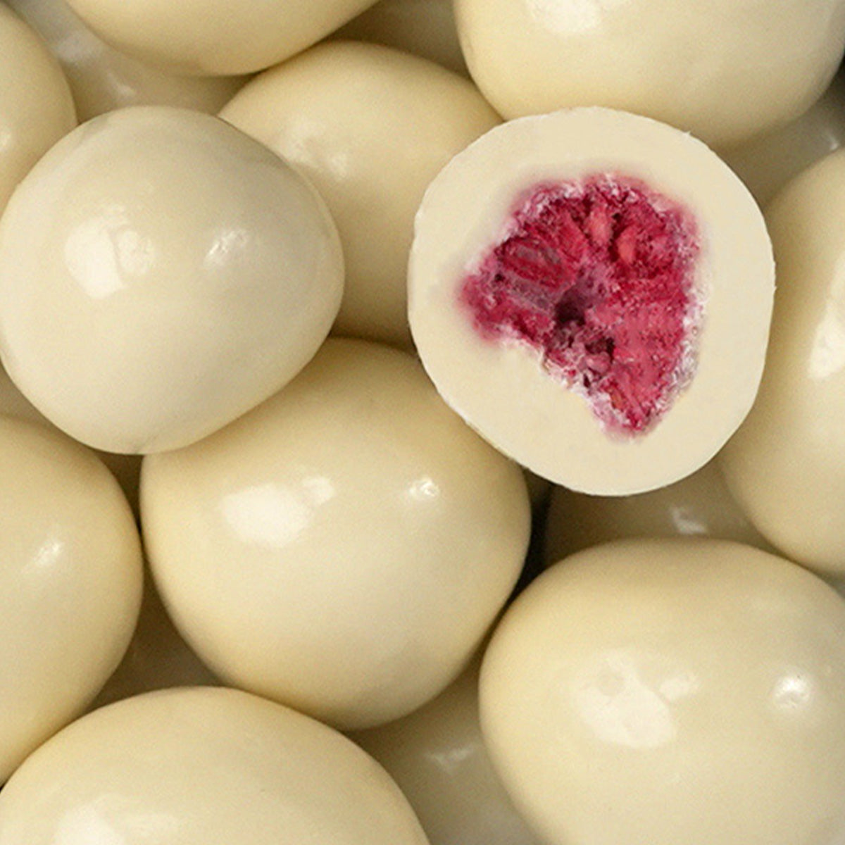 schokolierte Himbeeren in Joghurtschokolade als Nahaufnahme