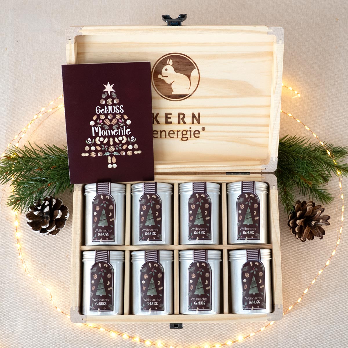 Weihnachtsgeschenk bestehend aus einer Holzbox mit 8 weihnachtlichen Aludosen