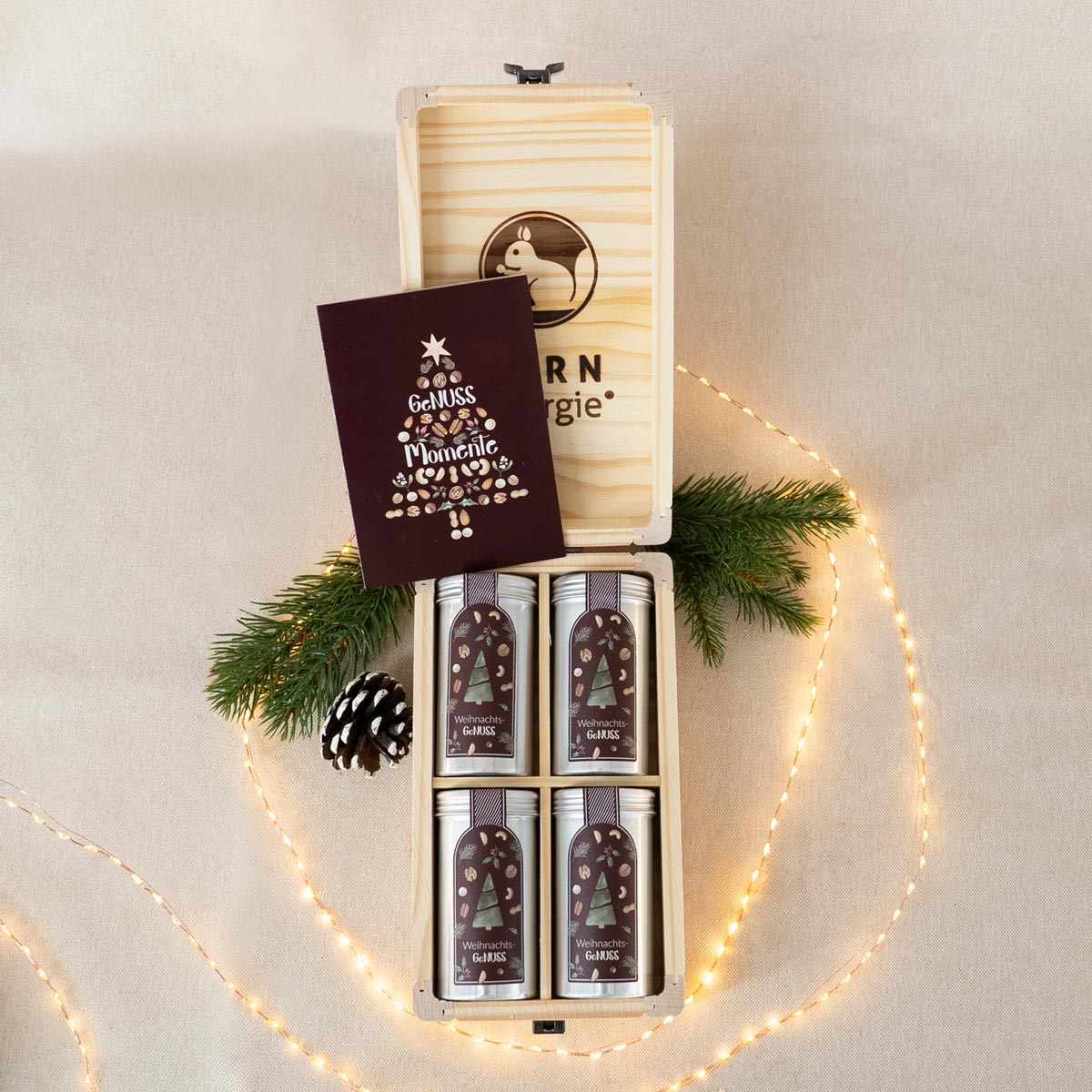 Weihnachtsgeschenk mit vier hochwertigen weihnachtlichen Aludosen und einer Weihnachtskarte in einer edlen Holzbox