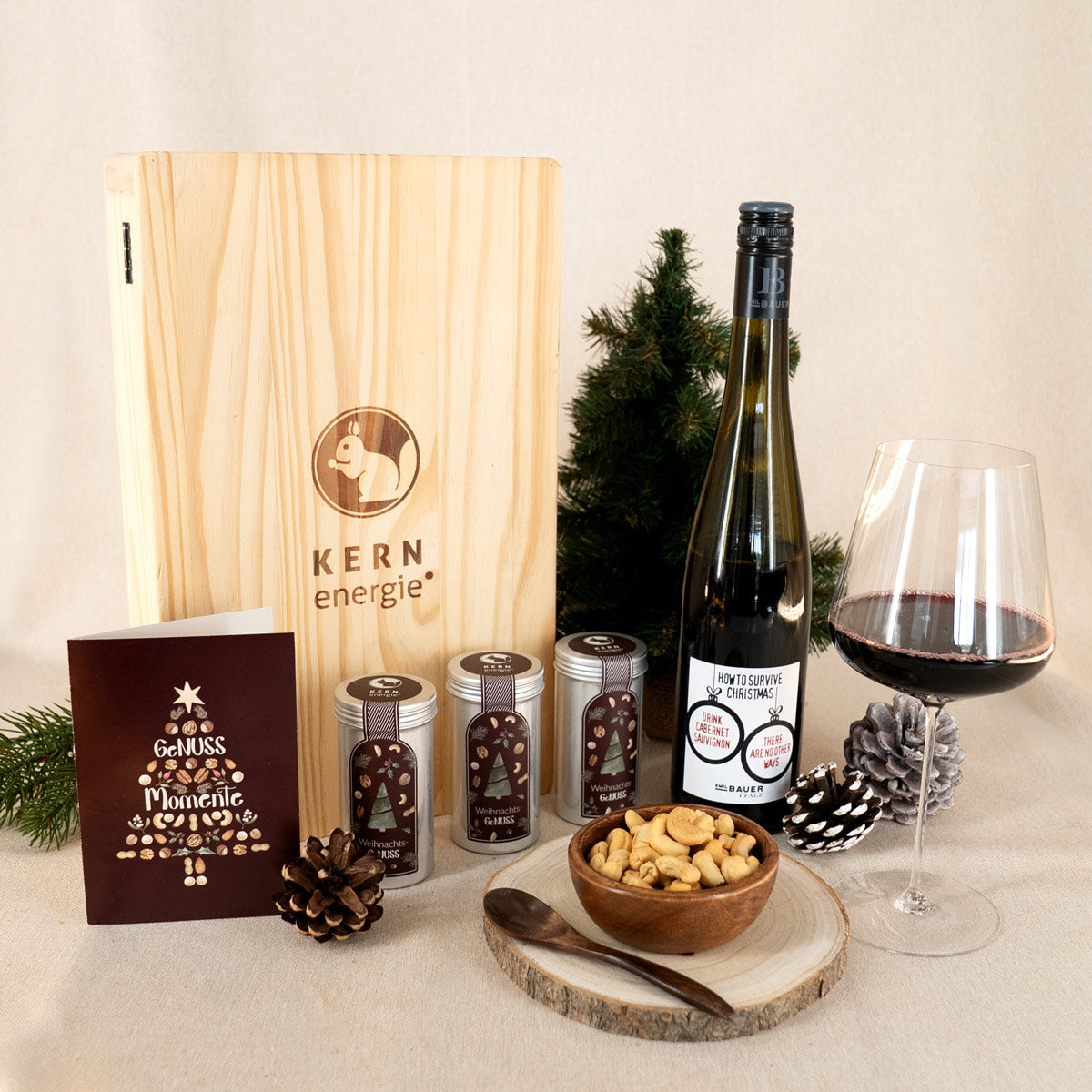Weihnachtsgeschenke für Kunden – edles Präsent mit Wein und Nüssen in einer individuell brandbaren Holzbox für eine nachhaltige Kundenbindung.