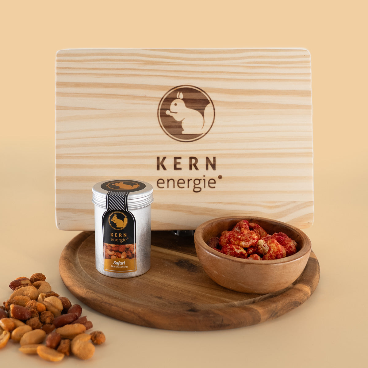 Gebrannte Cashewkerne in Holzschale und eine Aludose vor einer Holzbox